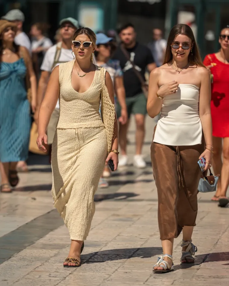 Splićanke kao top modeli: U korzetima, prozirnim hlačama i ljetnim haljinama zapalile centar
