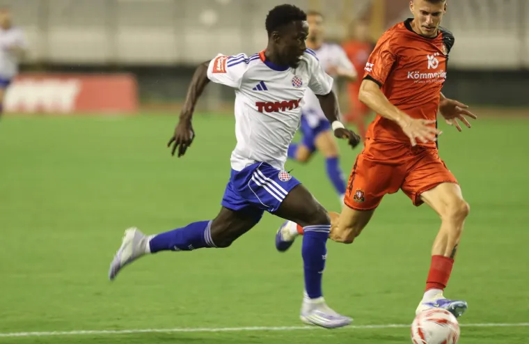 Torcida zapalila zastave tzv. Republike Srpske i skandirala 'Za dom spremni'!