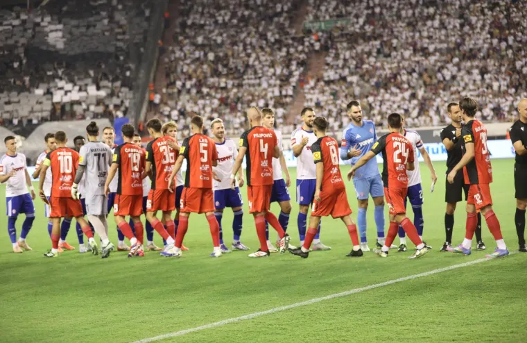 Torcida zapalila zastave tzv. Republike Srpske i skandirala 'Za dom spremni'!