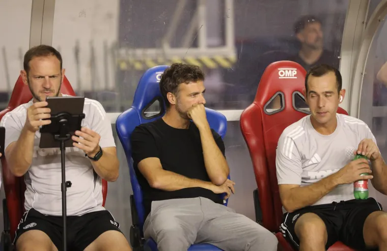 Torcida zapalila zastave tzv. Republike Srpske i skandirala 'Za dom spremni'!