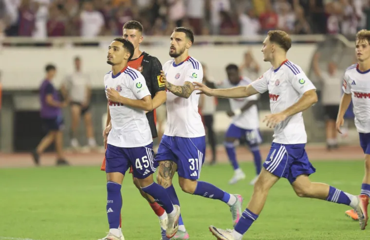 Torcida zapalila zastave tzv. Republike Srpske i skandirala 'Za dom spremni'!