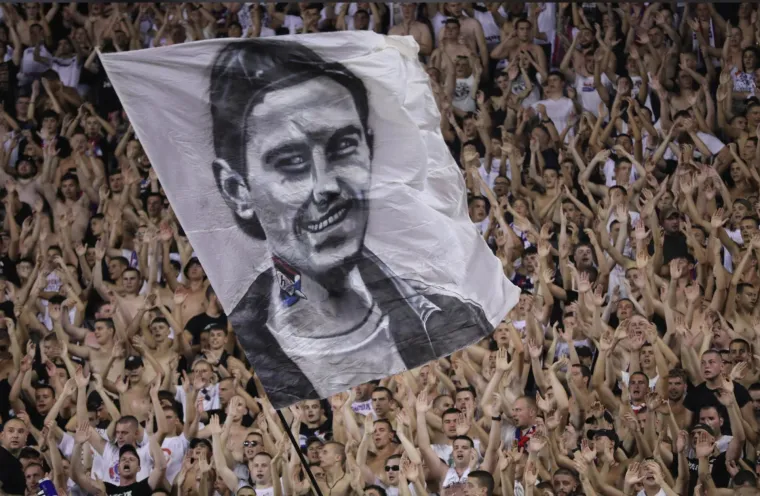 Torcida zapalila zastave tzv. Republike Srpske i skandirala 'Za dom spremni'!