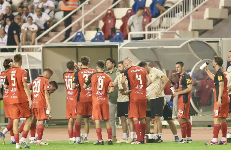 Torcida zapalila zastave tzv. Republike Srpske i skandirala 'Za dom spremni'!