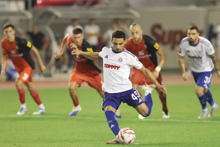 Torcida zapalila zastave tzv. Republike Srpske i skandirala 'Za dom spremni'!