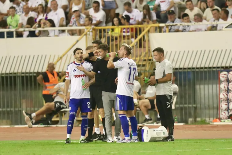 Torcida zapalila zastave tzv. Republike Srpske i skandirala 'Za dom spremni'!