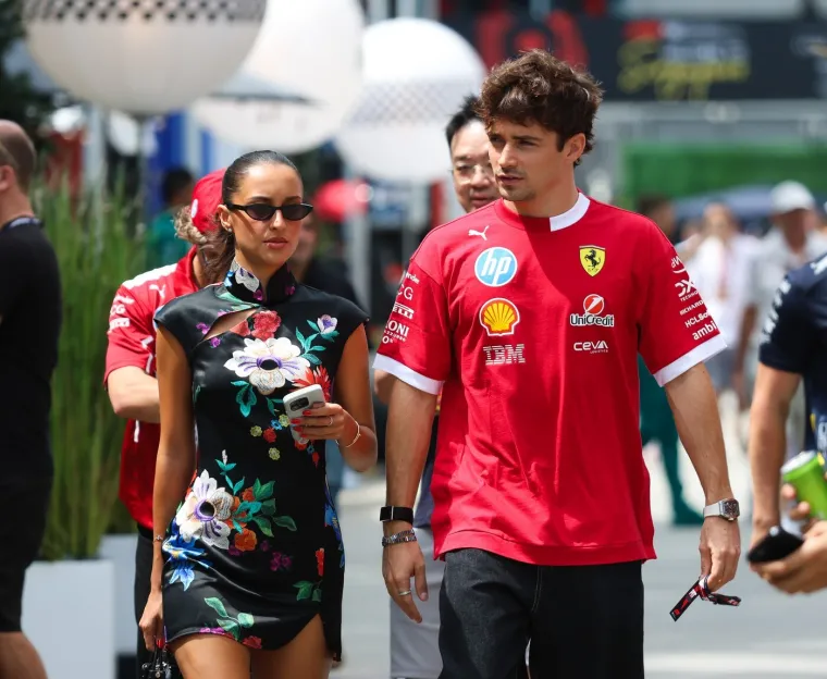 Tko je ljepotica koja ljubi slavnog vozača Formule 1? Zavr&scaron;ila je težak fakultet, a prepoznao ju je i Vogue