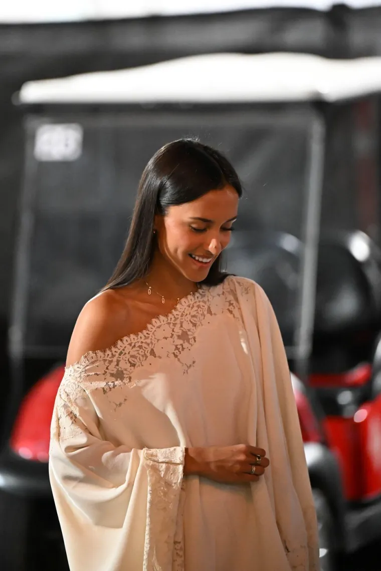 Tko je ljepotica koja ljubi slavnog vozača Formule 1? Zavr&scaron;ila je težak fakultet, a prepoznao ju je i Vogue