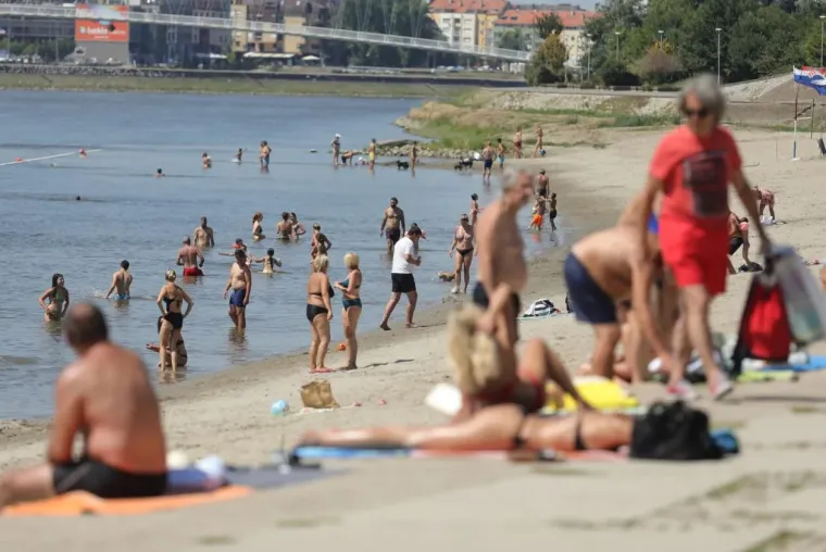 Vruća izdanja u Osijeku: Dvije dame besprijekornom linijom zaustavile dah svim kupačima