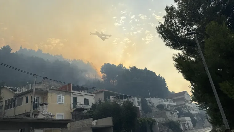 Prizori užasa vatrenog plamena dugog tri kilometra. Buktinja stigla blizu magistrale: 'Šteta je velika'