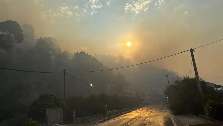 Prizori užasa vatrenog plamena dugog tri kilometra. Buktinja stigla blizu magistrale: 'Šteta je velika'