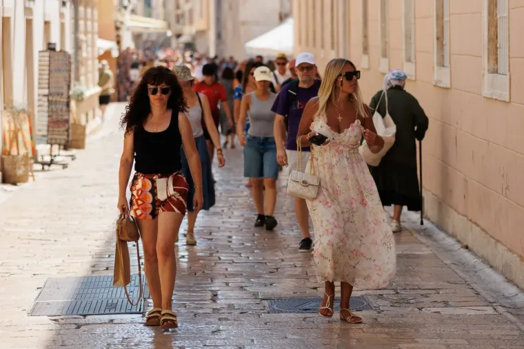 Ljepotice pro&scaron;etale Zadrom: Istaknula se samozatajna dama brončanog tena