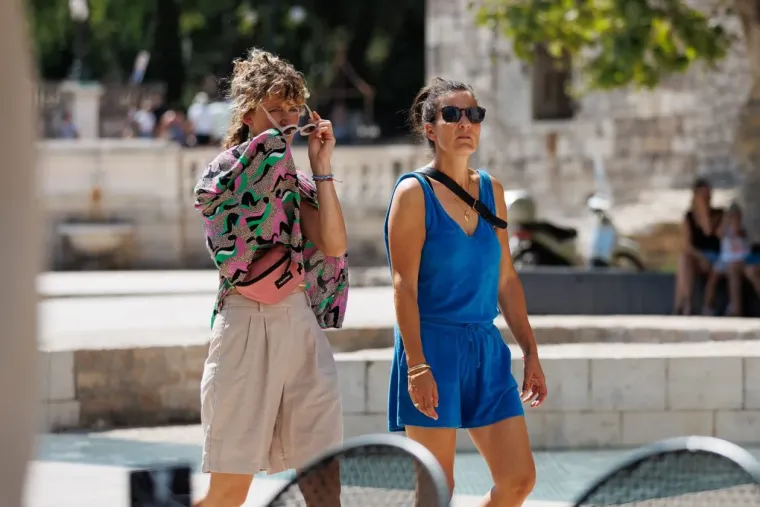 Ljepotice pro&scaron;etale Zadrom: Istaknula se samozatajna dama brončanog tena