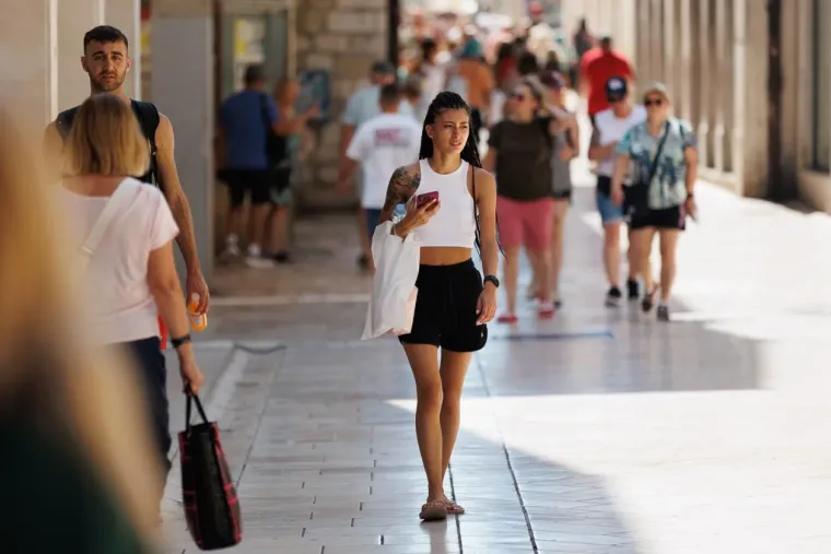 Ljepotice pro&scaron;etale Zadrom: Istaknula se samozatajna dama brončanog tena