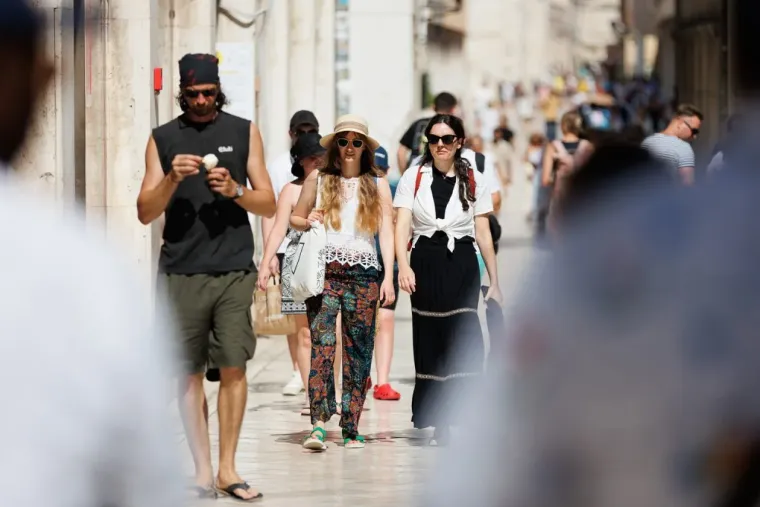 Ljepotice pro&scaron;etale Zadrom: Istaknula se samozatajna dama brončanog tena