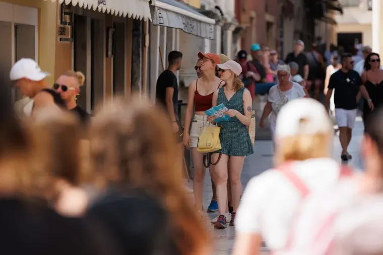 Ljepotice pro&scaron;etale Zadrom: Istaknula se samozatajna dama brončanog tena