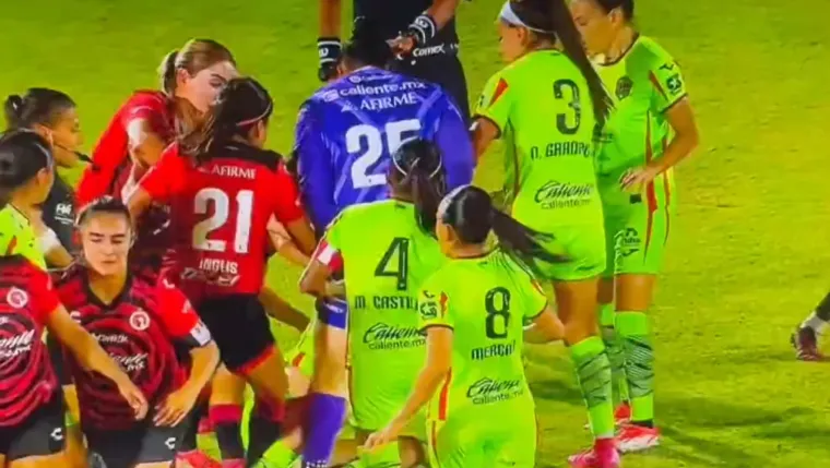 Tučnjava nogometa&scaron;ica kakvu niste vidjeli: Prsti u oči, udaranje, čupanje...