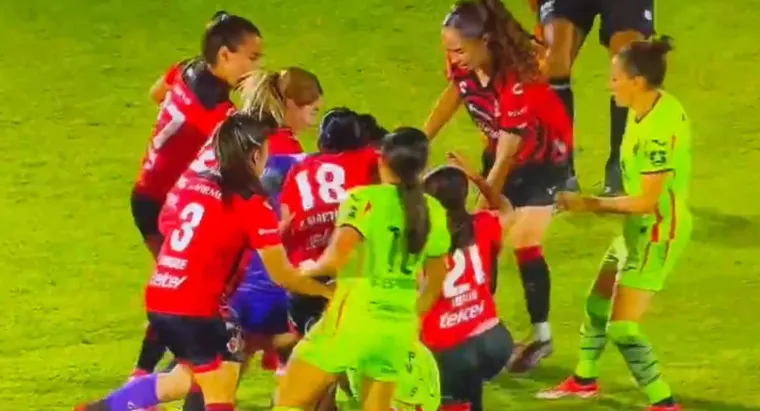 Tučnjava nogometa&scaron;ica kakvu niste vidjeli: Prsti u oči, udaranje, čupanje...