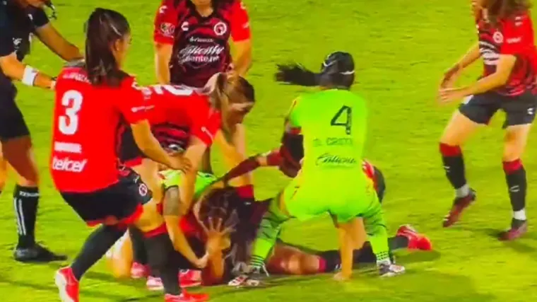 Tučnjava nogometa&scaron;ica kakvu niste vidjeli: Prsti u oči, udaranje, čupanje...