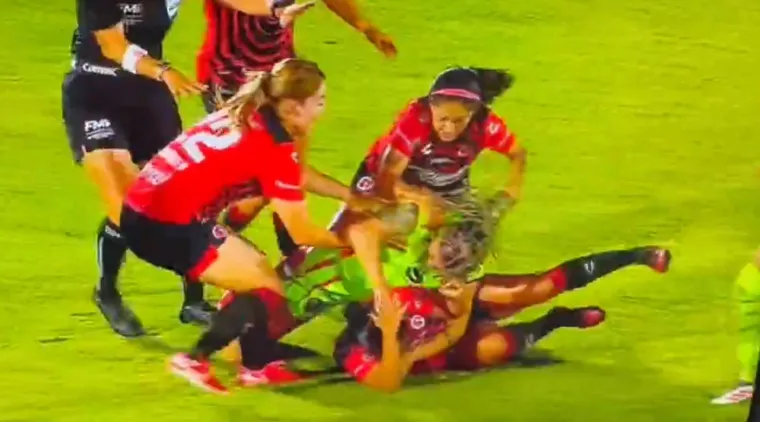 Tučnjava nogometa&scaron;ica kakvu niste vidjeli: Prsti u oči, udaranje, čupanje...