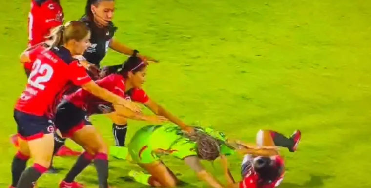 Tučnjava nogometa&scaron;ica kakvu niste vidjeli: Prsti u oči, udaranje, čupanje...