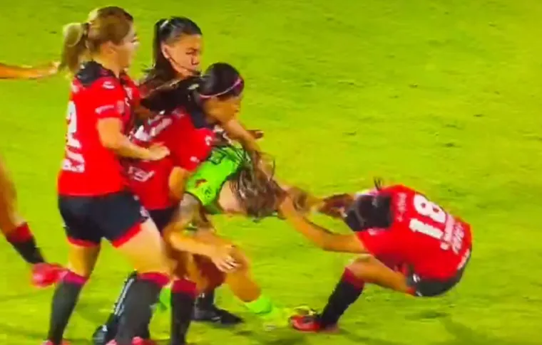 Tučnjava nogometa&scaron;ica kakvu niste vidjeli: Prsti u oči, udaranje, čupanje...