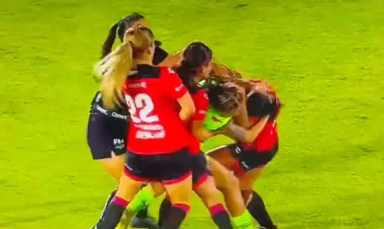 Tučnjava nogometa&scaron;ica kakvu niste vidjeli: Prsti u oči, udaranje, čupanje...