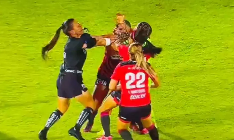 Tučnjava nogometa&scaron;ica kakvu niste vidjeli: Prsti u oči, udaranje, čupanje...