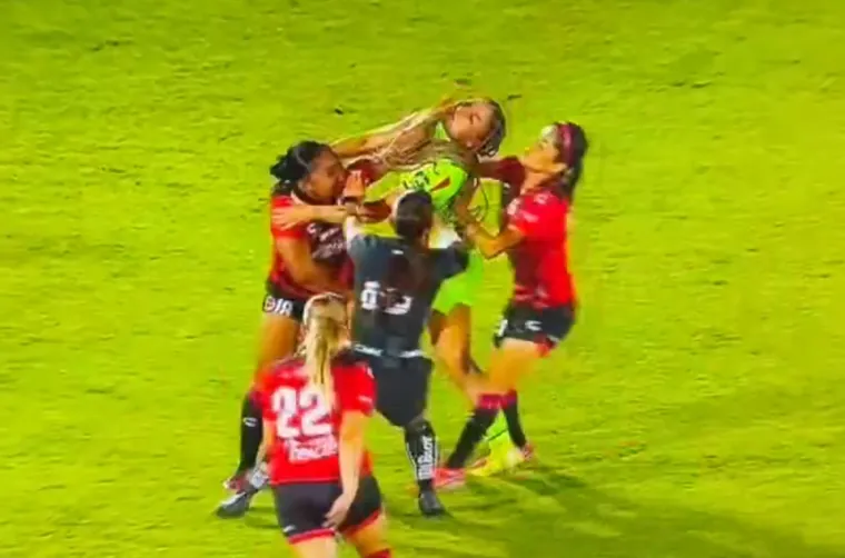 Tučnjava nogometa&scaron;ica kakvu niste vidjeli: Prsti u oči, udaranje, čupanje...