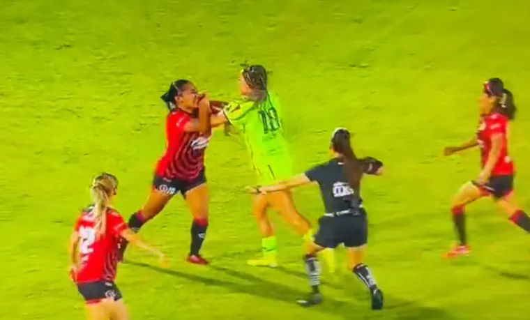 Tučnjava nogometašica kakvu niste vidjeli: Prsti u oči, udaranje, čupanje...