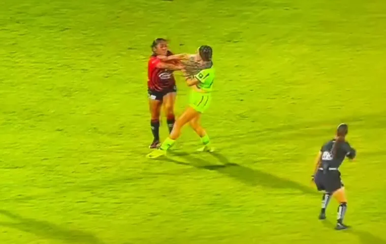 Tučnjava nogometašica kakvu niste vidjeli: Prsti u oči, udaranje, čupanje...