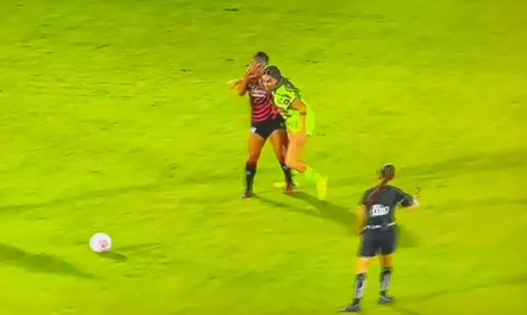 Tučnjava nogometašica kakvu niste vidjeli: Prsti u oči, udaranje, čupanje...