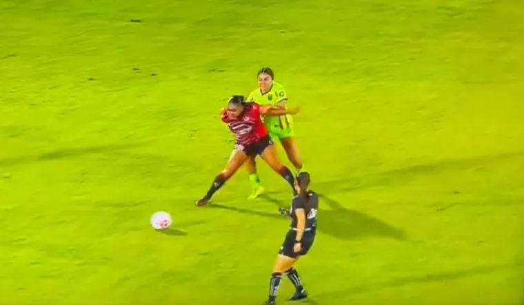 Tučnjava nogometašica kakvu niste vidjeli: Prsti u oči, udaranje, čupanje...