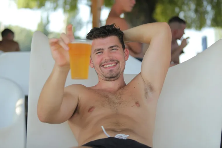 Zgodne Slavonke pokazale kako se uživa i zapalile plažu 'Nepokorenog grada'