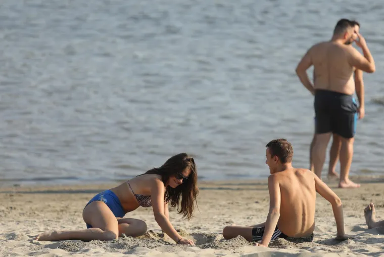 Zgodne Slavonke pokazale kako se uživa i zapalile plažu 'Nepokorenog grada'