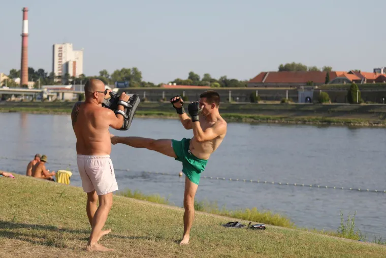 Zgodne Slavonke pokazale kako se uživa i zapalile plažu 'Nepokorenog grada'