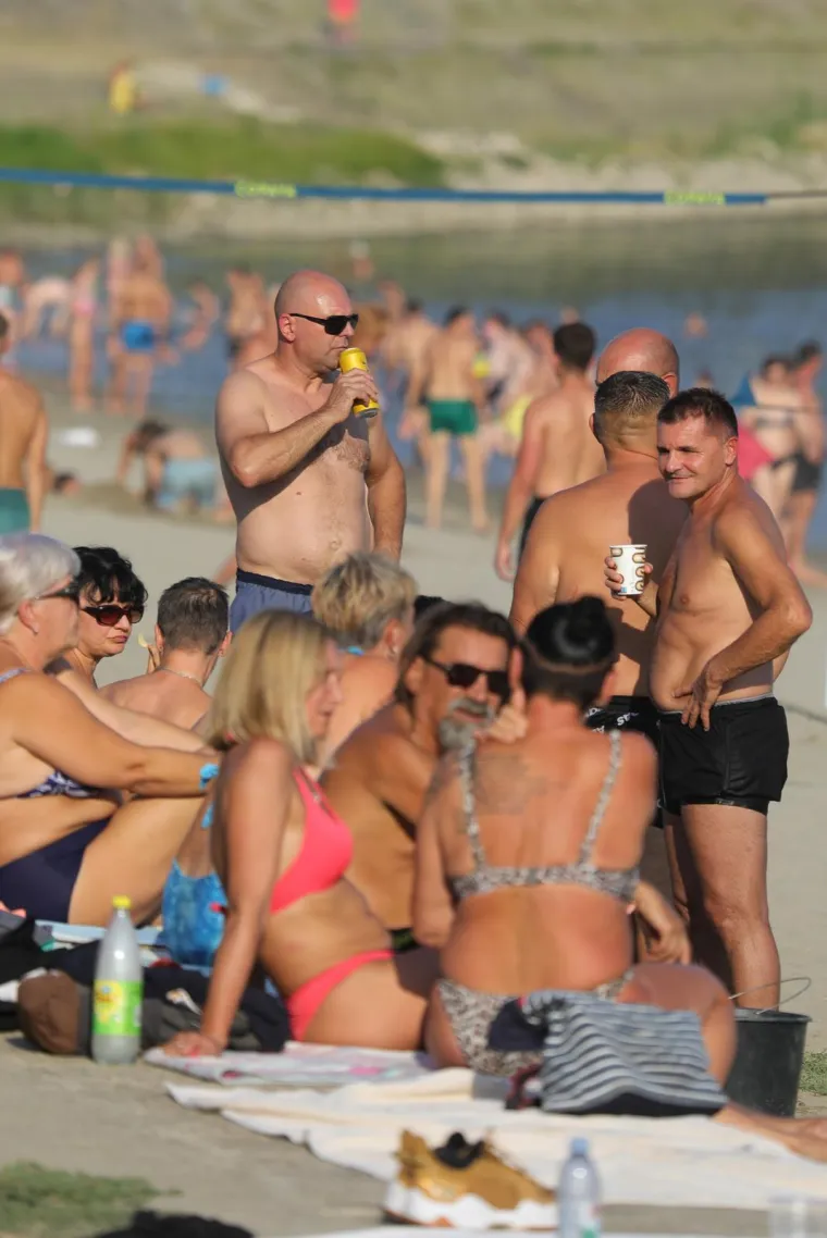 Zgodne Slavonke pokazale kako se uživa i zapalile plažu 'Nepokorenog grada'