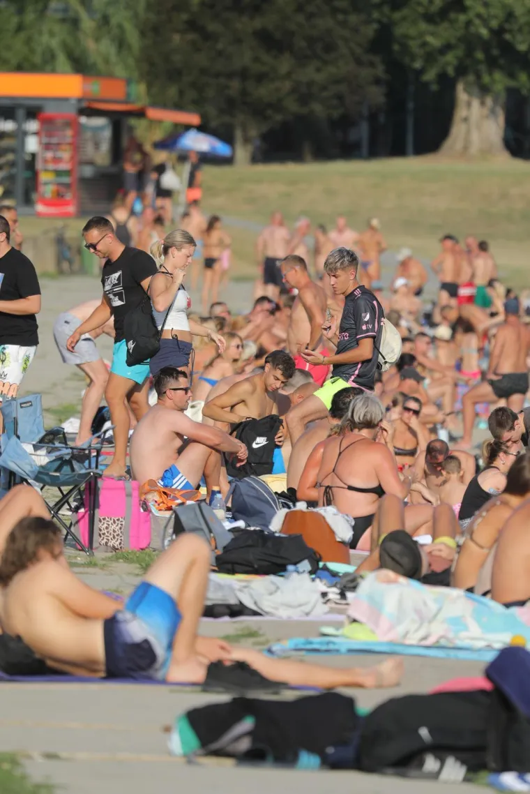 Zgodne Slavonke pokazale kako se uživa i zapalile plažu 'Nepokorenog grada'