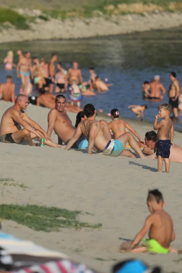 Zgodne Slavonke pokazale kako se uživa i zapalile plažu 'Nepokorenog grada'