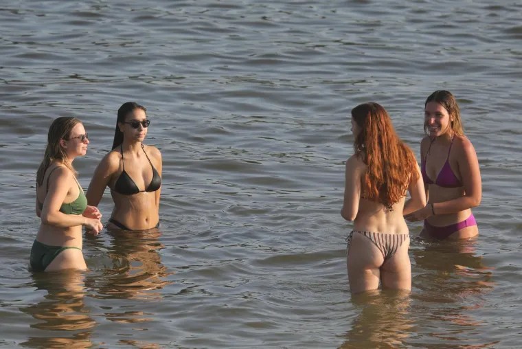 Zgodne Slavonke pokazale kako se uživa i zapalile plažu 'Nepokorenog grada'