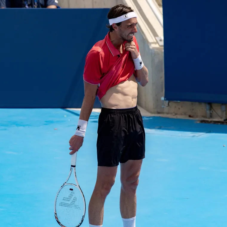 Zastrašujuće scene: Poznati tenisač se srušio na terenu! Cijeli stadion je zanijemio