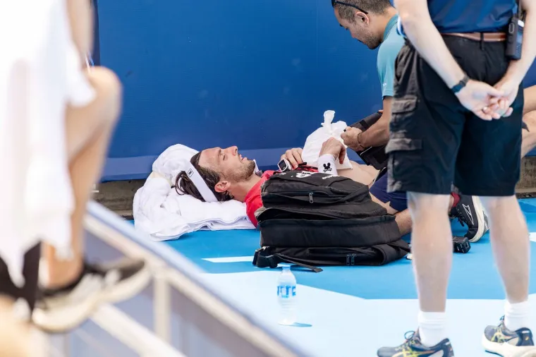 Zastrašujuće scene: Poznati tenisač se srušio na terenu! Cijeli stadion je zanijemio