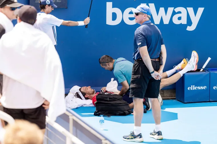 Zastrašujuće scene: Poznati tenisač se srušio na terenu! Cijeli stadion je zanijemio
