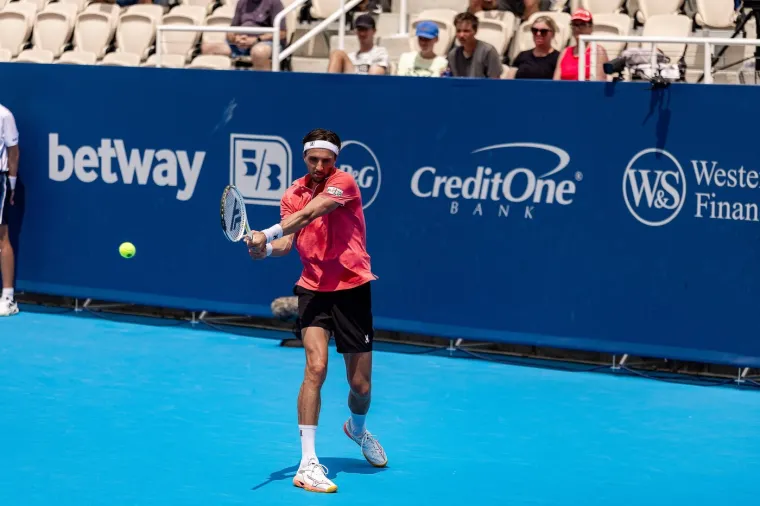 Zastra&scaron;ujuće scene: Poznati tenisač se sru&scaron;io na terenu! Cijeli stadion je zanijemio