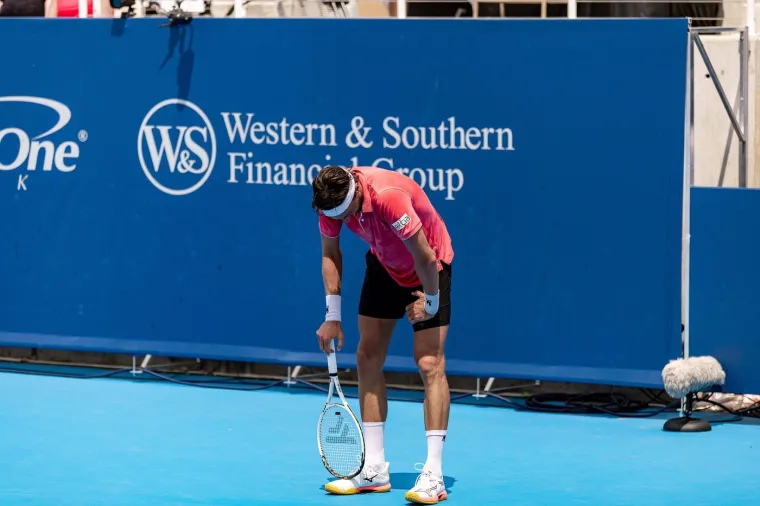 Zastrašujuće scene: Poznati tenisač se srušio na terenu! Cijeli stadion je zanijemio