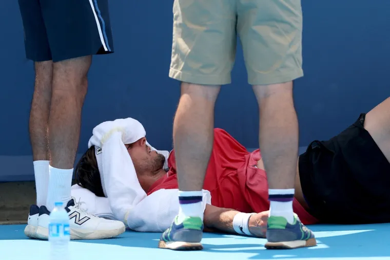 Zastra&scaron;ujuće scene: Poznati tenisač se sru&scaron;io na terenu! Cijeli stadion je zanijemio