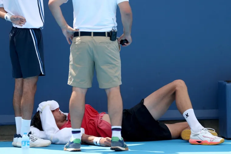 Zastra&scaron;ujuće scene: Poznati tenisač se sru&scaron;io na terenu! Cijeli stadion je zanijemio