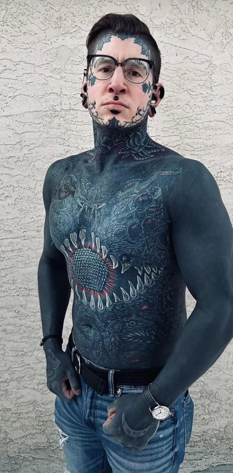 Ovo je najtetoviraniji otac na svijetu: Prekrio je tijelo tintom i na to potrošio čitavo bogatstvo