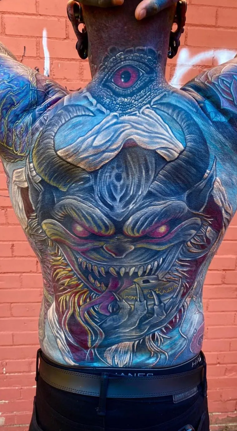 Ovo je najtetoviraniji otac na svijetu: Prekrio je tijelo tintom i na to potrošio čitavo bogatstvo