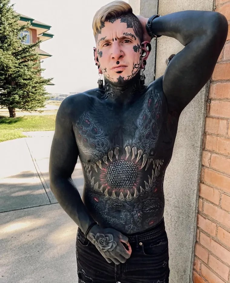 Ovo je najtetoviraniji otac na svijetu: Prekrio je tijelo tintom i na to potrošio čitavo bogatstvo