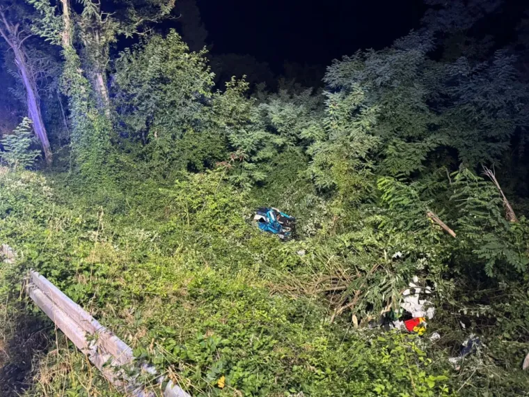 Sletio u provaliju duboku sedam metara: Među ozlijeđenima i maloljetnici